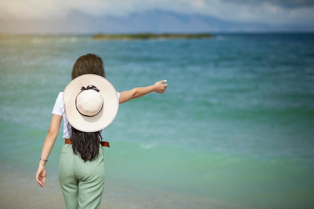 Gelukkige vrouw in de zee