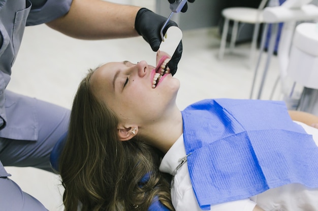 Gelukkige vrouw in een tandheelkundige kliniek