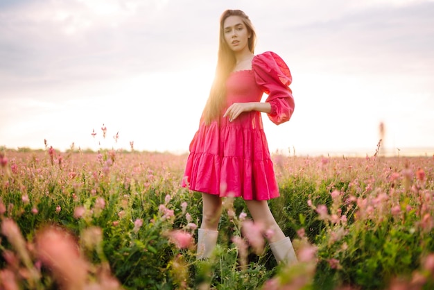 Gelukkige vrouw in het bloeiende veld Natuurvakantie ontspannen en levensstijl Zomerlandschap