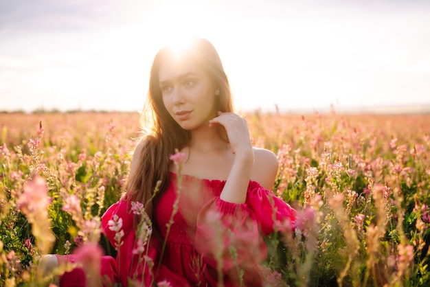 Gelukkige vrouw in het bloeiende veld Natuurvakantie ontspannen en levensstijl Zomerlandschap