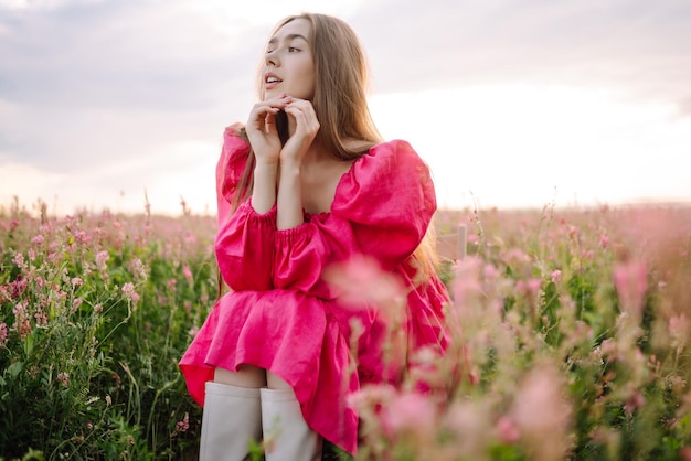 Gelukkige vrouw in het bloeiende veld Natuurvakantie ontspannen en levensstijl Zomerlandschap