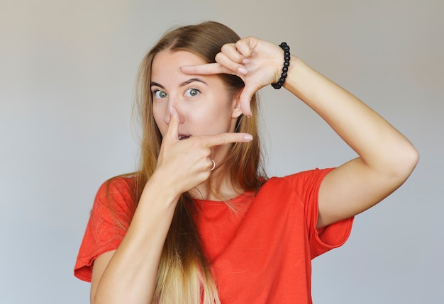 Foto gelukkige vrouw in het rood