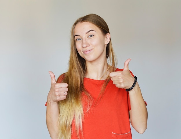 Foto gelukkige vrouw in het rood