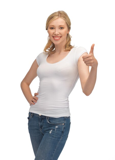 gelukkige vrouw in leeg wit t-shirt met duimen omhoog