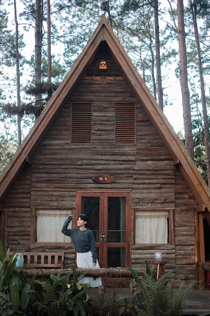 Gelukkige vrouw in trui reizen in dennenbos, toeristisch bezoek aan Doi Bo Luang, Chiang Mai, Thailand, Landmark en populair voor toeristische attracties. Vakantie- en reisconcept