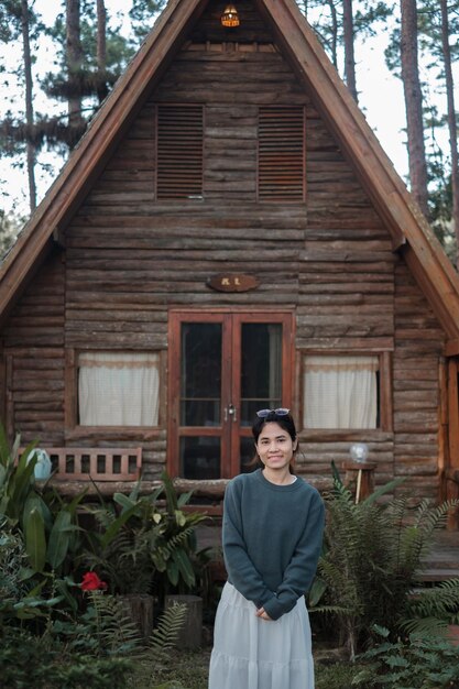 Gelukkige vrouw in trui reizen in dennenbos, toeristisch bezoek aan Doi Bo Luang, Chiang Mai, Thailand, Landmark en populair voor toeristische attracties. Vakantie- en reisconcept