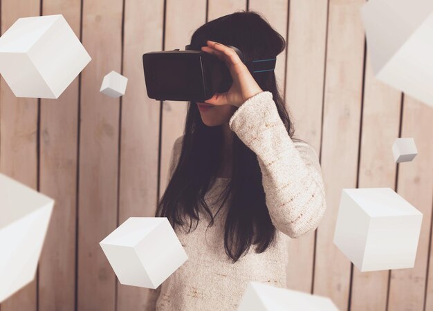 Foto gelukkige vrouw in vr-bril met 3d-objecten rond