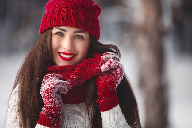 Gelukkige vrouw in winterlandschap