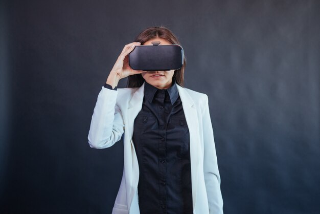 Gelukkige vrouw krijgt de ervaring van het gebruik van VR-bril virtual reality headset.