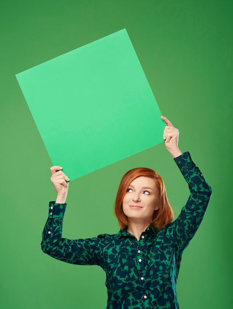 Foto gelukkige vrouw met banner