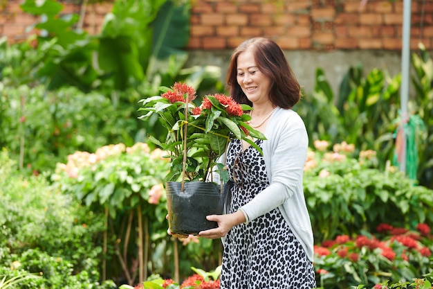 Gelukkige vrouw met bloeiende bloem