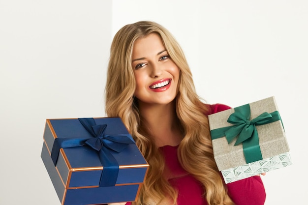 Gelukkige vrouw met cadeaus voor verjaardag verjaardag bruiloft Valentijnsdag of kerst luxe vakantie cadeau of beauty box abonnement levering