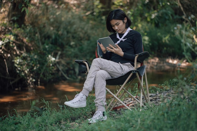 Gelukkige vrouw met draadloze headset