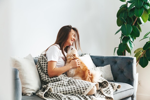 Gelukkige vrouw met een Pommerse spitz