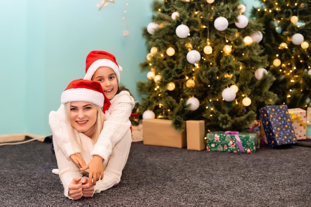 Gelukkige vrouw met een schattig klein meisje dat zich voorbereidt op de vakantie