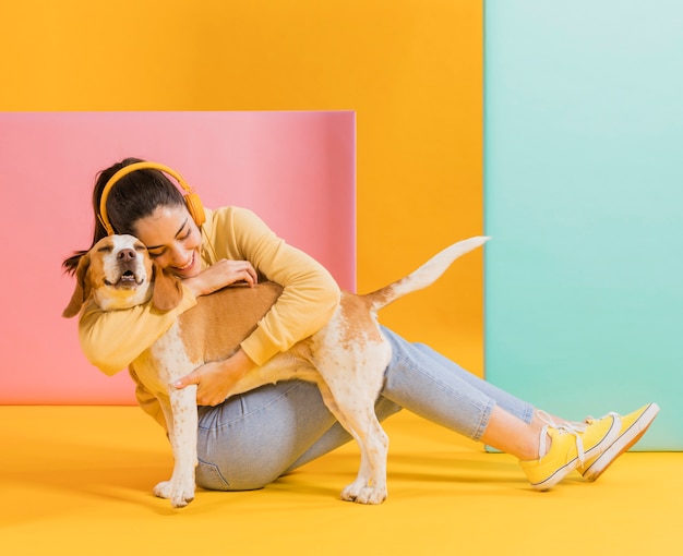 Foto gelukkige vrouw met een schattige hond