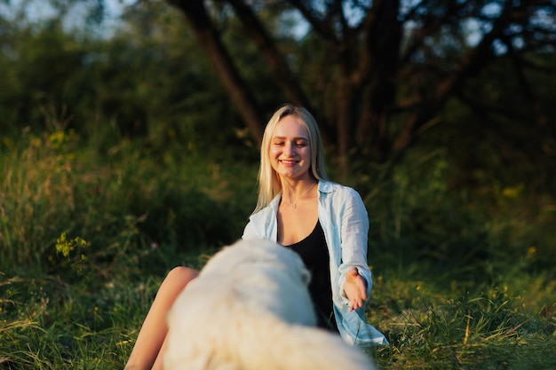 gelukkige vrouw met een speelse hond