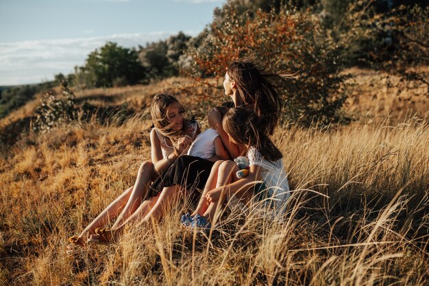 Gelukkige vrouw met haar kinderen in de natuur