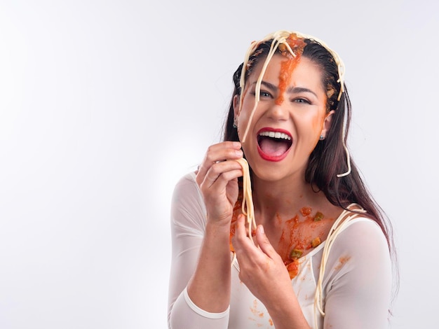 Foto gelukkige vrouw met pasta op hoofd in de studio
