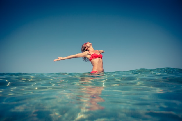 Gelukkige vrouw met plezier in de zee