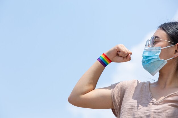 Gelukkige vrouw met regenboogarmband LGBT.