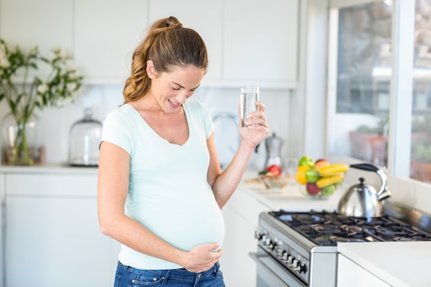 Gelukkige vrouw met water