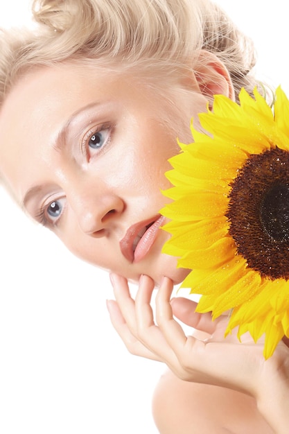 Gelukkige vrouw met zonnebloem