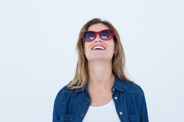 Gelukkige vrouw met zonnebril