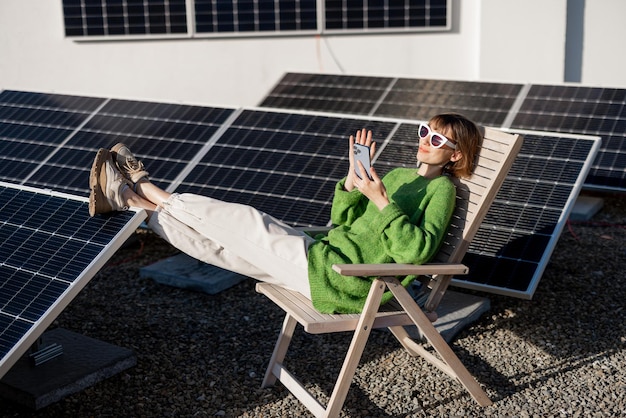 Gelukkige vrouw op het dak met een zonnestation