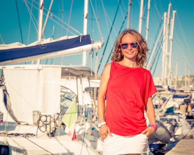 Gelukkige vrouw op het strand Zomer reizen en vakantie concept