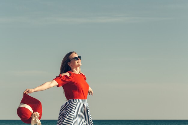 Gelukkige vrouw op het strand