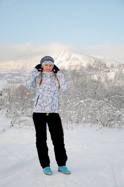 Gelukkige vrouw op sneeuw in de karpaten