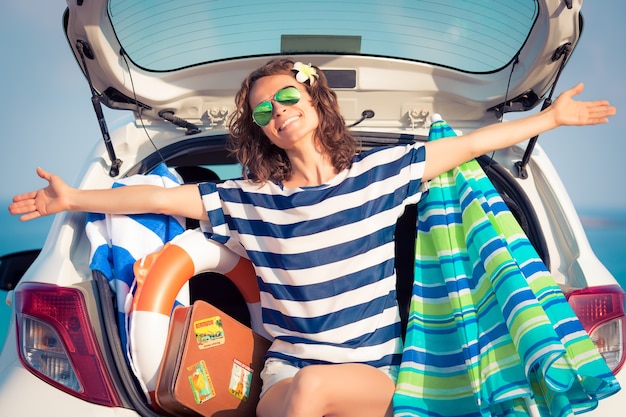 Foto gelukkige vrouw op zomervakantie