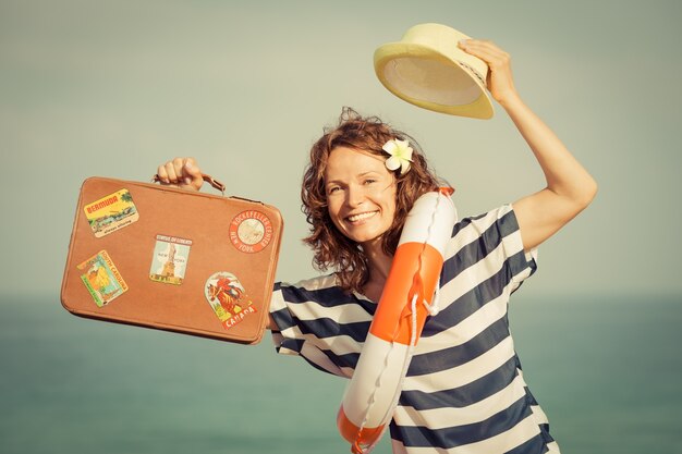 Foto gelukkige vrouw op zomervakantie