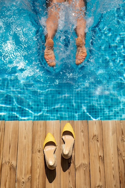 Gelukkige vrouw plezier op zomervakantie. Meisje dat in zwembad springt.