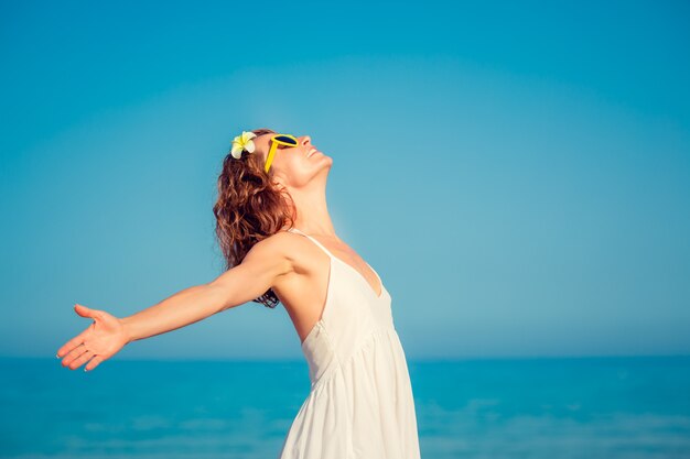 Gelukkige vrouw plezier op zomervakantie