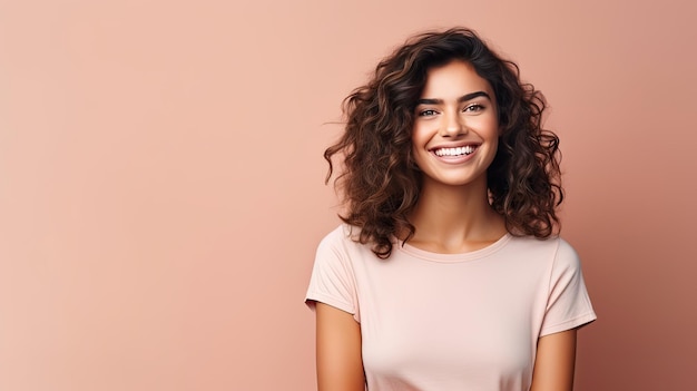 Gelukkige vrouw poseren in studio met solide achtergrond klaar om portret te nemen