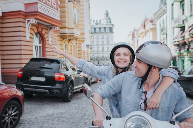 Gelukkige vrouw rijdt op fiets met haar vriendje