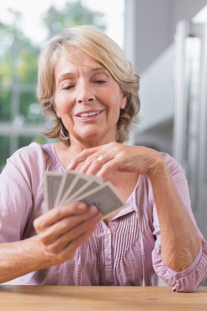 Foto gelukkige vrouw speelkaarten