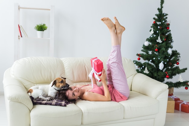 Gelukkige vrouw speelt met haar hond