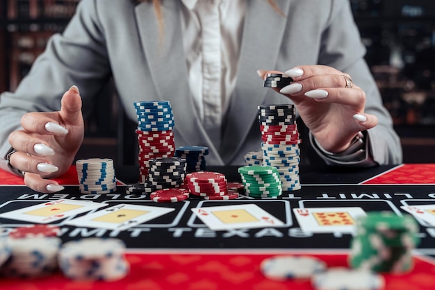 Gelukkige vrouw speelt poker in het casino en verhoogt de inzet het risico op een grote overwinning