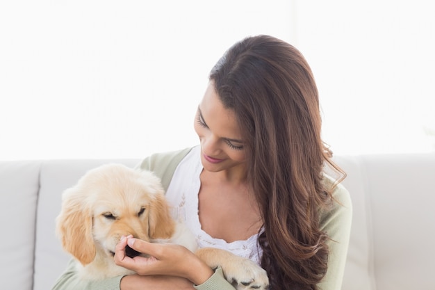 Gelukkige vrouw spelen met puppy