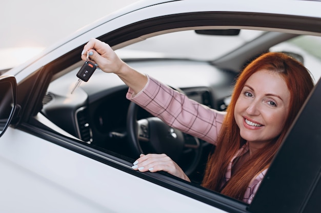 Gelukkige vrouwelijke chauffeur