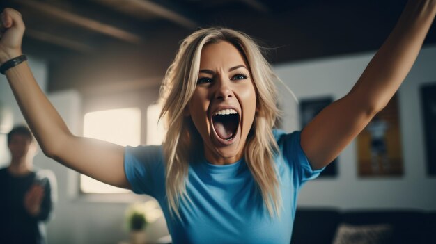 Gelukkige vrouwelijke sportfan met een groep van vele vrienden die juichen en enthousiast zijn om naar het voetbalteam te kijken