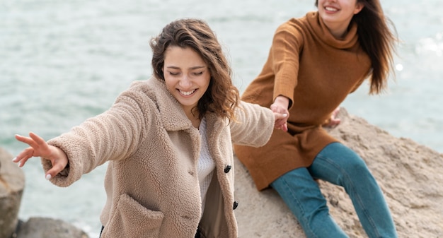 Gelukkige vrouwen die samen dicht omhoog stellen