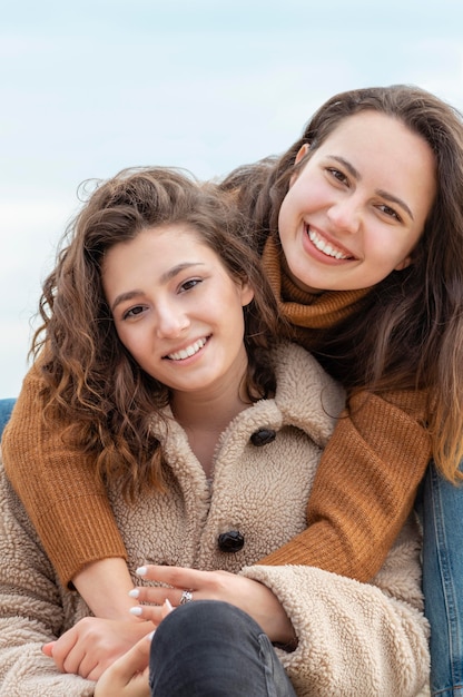 Foto gelukkige vrouwen die samen stellen