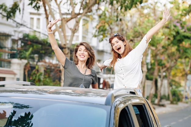 Gelukkige vrouwen die taxi vangen