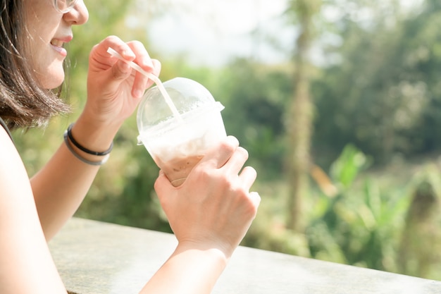 Gelukkige vrouwen genieten van een ijskoffie latte in de ochtend