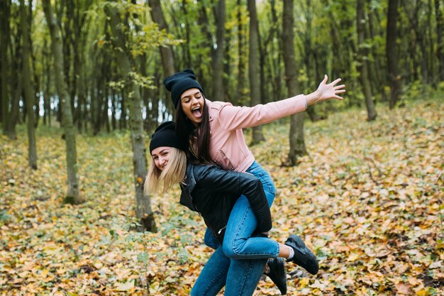 Gelukkige vrouwen in park