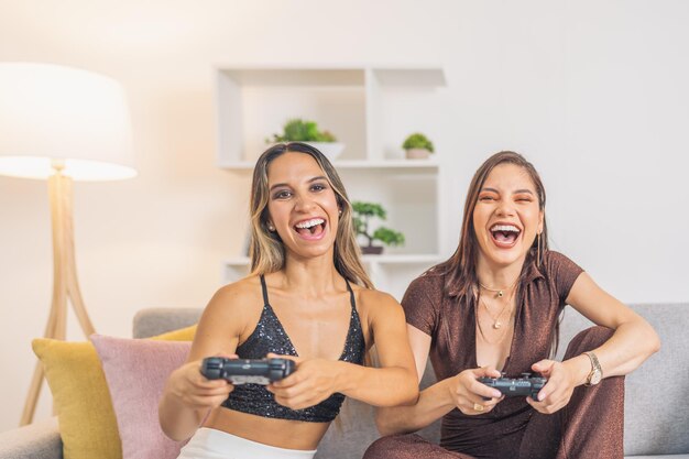 Gelukkige vrouwen lachen en spelen thuis console